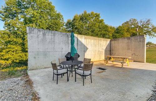 Boonsboro Casa | 5,000 Sq Ft Antebellum Farmhouse 3 Mi to Antietam!