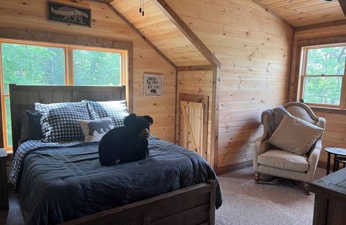 Unaka Cabina | 5,000 sqft Mountain Escape with the Luxury of Modern Living-Game room w/Bar