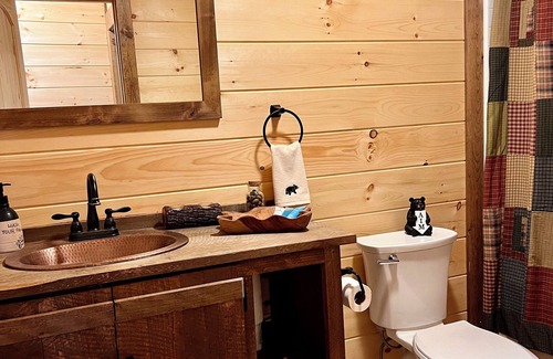 Unaka Cabina | 5,000 sqft Mountain Escape with the Luxury of Modern Living-Game room w/Bar