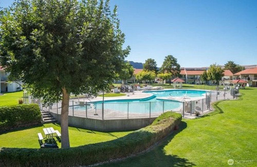 Quincy Condominio | #5/#7-The best condo in Crescent Bar Condos. 2 combined bottom luxury units!