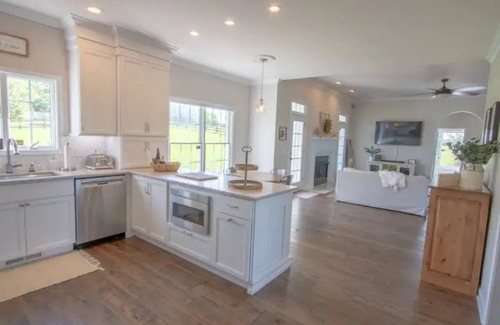 College Grove Casa | 5 Acre 3 Bedroom Farmhouse Next Door to Troubadour