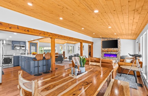 Post Falls Cabina | 5 ACRE CABIN above RIVER + DOWNTOWN. PRIVATE-VIEWS-NEWLY RENOVATED