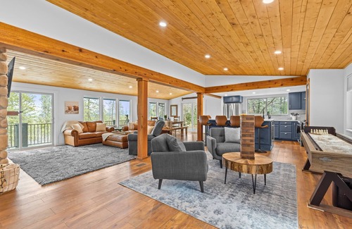 Post Falls Cabina | 5 ACRE CABIN above RIVER + DOWNTOWN. PRIVATE-VIEWS-NEWLY RENOVATED