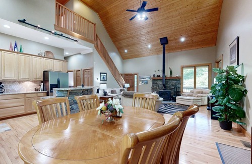 Alexander Casa | 5-Acre Hideaway | Screened Porch | Tall Ceilings, Office Loft | Wildlife