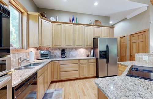 Alexander Casa | 5-Acre Hideaway | Screened Porch | Tall Ceilings, Office Loft | Wildlife