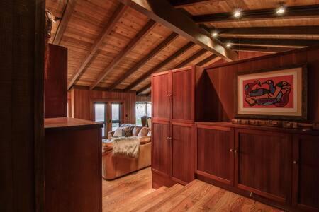 Posts Villa | 5 acres pool/spa, walk to all Big Sur has to offer