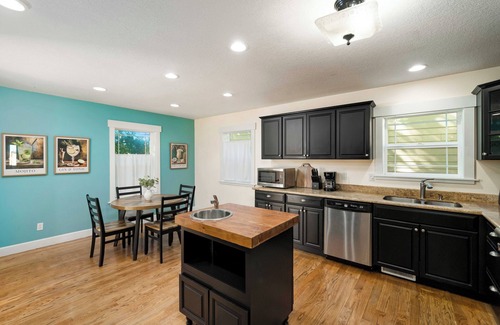 Sunnyside Casa | 5 BD/3.5BA -Arcade-WFH Desks-Pool/Pingpong Table