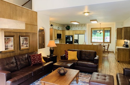Woodland Park Casa | 5 bd 4 bth, AC, fireplace, hikes, waterfalls, salt water hot tub, walk to town!