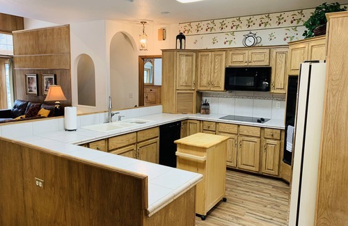 Woodland Park Casa | 5 bd 4 bth, AC, fireplace, hikes, waterfalls, salt water hot tub, walk to town!