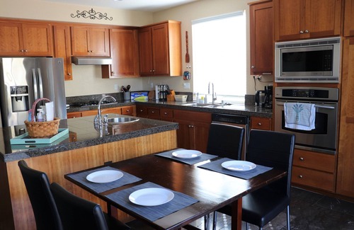 Elk Grove Casa | ★ Amplia casa de vacaciones de 5 bd ★ Piscina | Salón de lujo