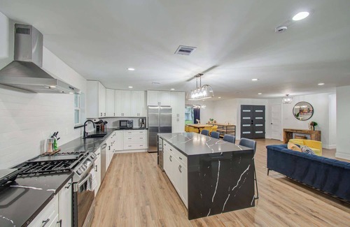 Houston Casa | 5-BD Modern Central Getaway w Hot Tub - Mins to DT