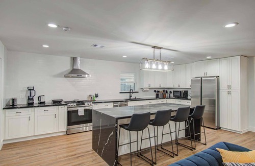 Houston Casa | 5-BD Modern Central Getaway w Hot Tub - Mins to DT