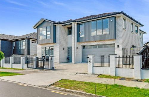 Flat Bush Casa | 5 BDR Flat Bush Mansion - Central Aircon, Fast WiFi, Pool Table, Netflix and More!