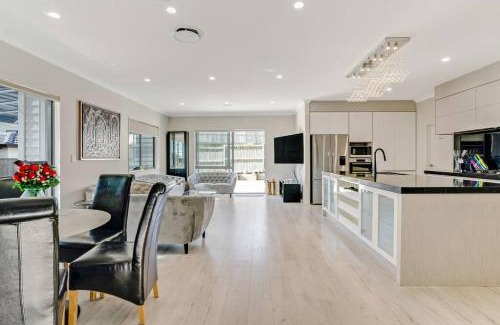 Flat Bush Casa | 5 BDR Flat Bush Mansion - Central Aircon, Fast WiFi, Pool Table, Netflix and More!