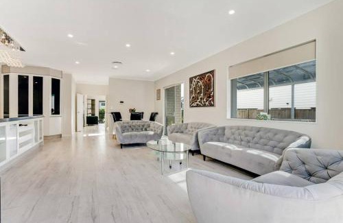 Flat Bush Casa | 5 BDR Flat Bush Mansion - Central Aircon, Fast WiFi, Pool Table, Netflix and More!