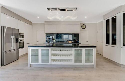 Flat Bush Casa | 5 BDR Flat Bush Mansion - Central Aircon, Fast WiFi, Pool Table, Netflix and More!