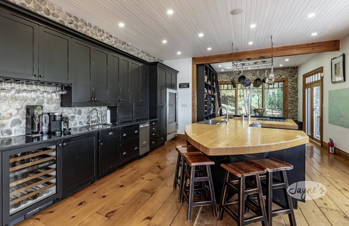 Bracebridge Cabaña | 5 bdrm + 1 open in BH, 5 bath cottage! Lake Muskoka, Sunsets! Privacy! Sauna!