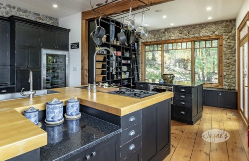 Bracebridge Cabaña | 5 bdrm + 1 open in BH, 5 bath cottage! Lake Muskoka, Sunsets! Privacy! Sauna!