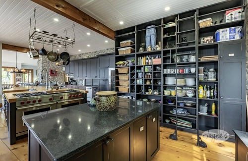 Bracebridge Cabaña | 5 bdrm + 1 open in BH, 5 bath cottage! Lake Muskoka, Sunsets! Privacy! Sauna!