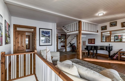 Bracebridge Cabaña | 5 bdrm + 2 BH & bunkie, 5 bath cottage! Lake Muskoka, Sunsets! Privacy! Sauna!