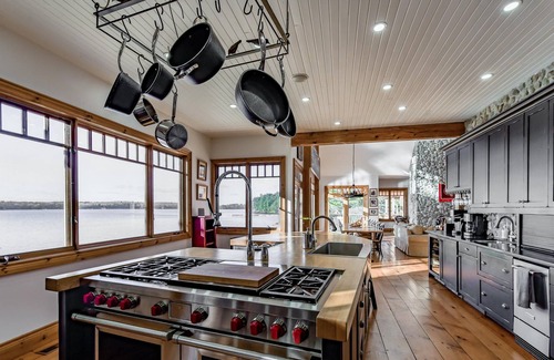 Bracebridge Cabaña | 5 bdrm + 2 BH & bunkie, 5 bath cottage! Lake Muskoka, Sunsets! Privacy! Sauna!