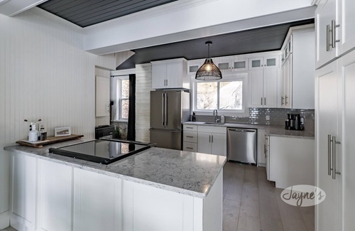 Port Carling Cabaña | 5 bdrm, 3 bath, Muskoka Room, Private, Walking distance to Port Carling!
