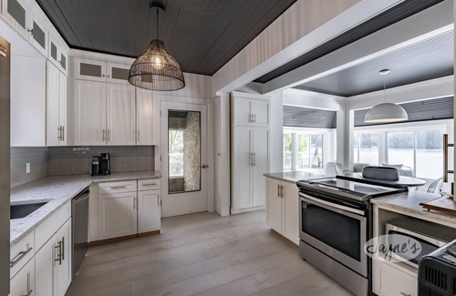 Port Carling Cabaña | 5 bdrm, 3 bath, Muskoka Room, Private, Walking distance to Port Carling!