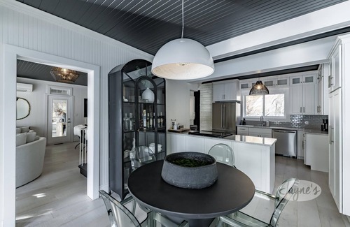 Port Carling Cabaña | 5 bdrm, 3 bath, Muskoka Room, Private, Walking distance to Port Carling!