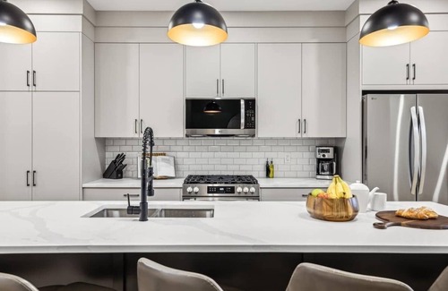 Southwest Calgary Casa | 5 BDRM, 3 King Beds, Two Suites-Perfect Group Stay