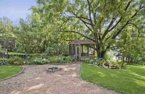 Pardeeville Casa | 5 bdrm/sleeps12 Lakeside Getaway