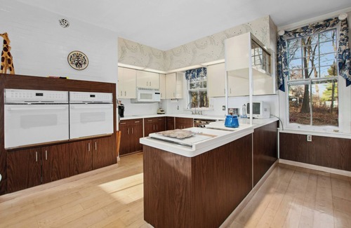 Newburgh Casa | 5 bdrm Victorian, built in 1881-With 21 rooms, on a hill on 4 VERY private acres