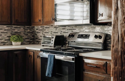 Swan Lake Cabina | 5 Bdrms · Hot Tub · Pond · Swan Pond Cabin
