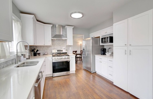Arlington Heights Casa | 5 Bed/2.5 Bath Home in Arlington Heights - Close to Airport, shopping