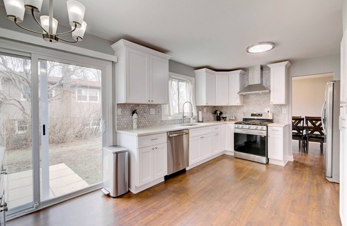 Arlington Heights Casa | 5 Bed/2.5 Bath Home in Arlington Heights - Close to Airport, shopping