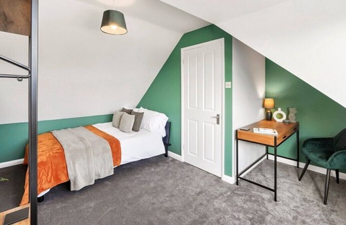 Chelmsford Casa | 5 Bed - 2 Bath - Detached house - Parking for 4