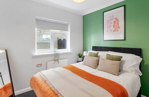 Chelmsford Casa | 5 Bed - 2 Bath - Detached house - Parking for 4