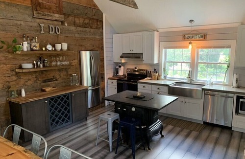 Scarborough Casa | 5 bed 2Bath fully remodeled farmhouse near Beaches, Portland, Airport & Hiking