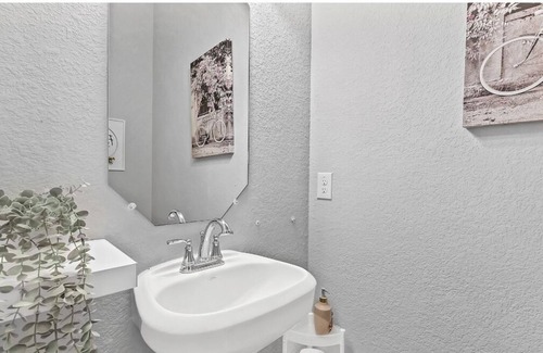 Missouri City Casa | 5 bed 3.5 bath Peaceful Lake House Mansion