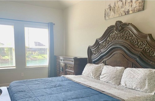 Missouri City Casa | 5 bed 3.5 bath Peaceful Lake House Mansion