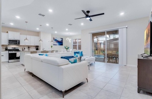 Loughman Villa | 5 Bed Bliss At Solterra By Shine Villas 121 5 Bedroom Villa