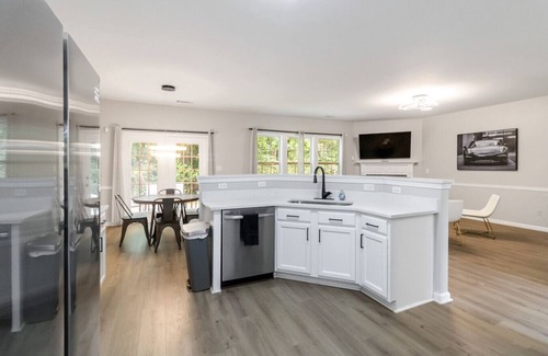 Duluth Casa | 5-Bed Gem Close to Duluth Fun-Sleeps 16