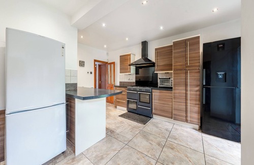 Underhill Casa | 5- bed gem in Barnet, Short let Luxury Awaits