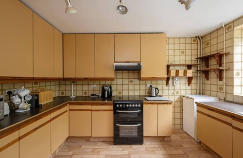 Oakleigh Casa | 5-Bed Home with Private Parking behind gated and only 25 Mins To Central London