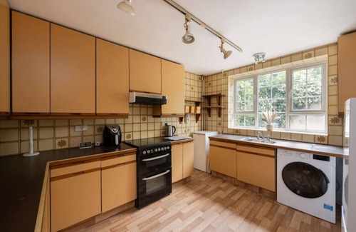 Oakleigh Casa | 5-Bed Home with Private Parking behind gated and only 25 Mins To Central London