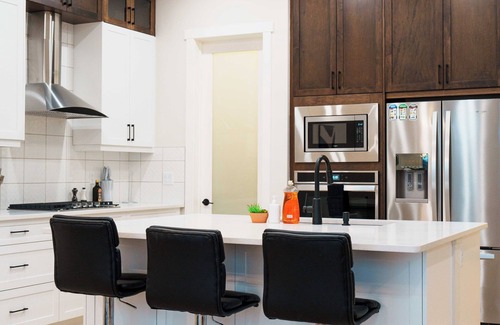 Evanston Casa | 5 Bed House | Close to Airport| Close to Mountains