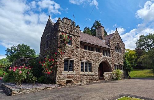 Monmouth Casa | 5 Bed in Monmouth 94050