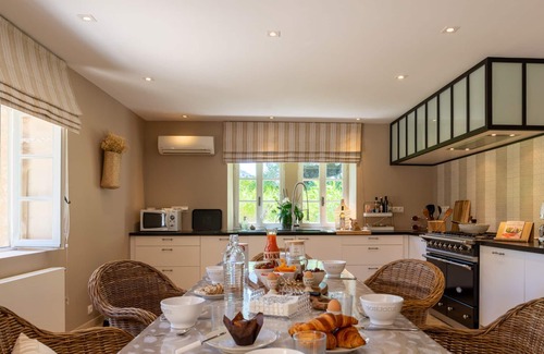 Maubec Casa | 5-bed Mas with pool in Maubec with pool, air-con and views to the Luberon hills