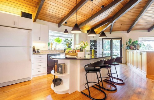 Dundee Villa | 5 Bed Private Villa in Wine Country w/ Pool, Sauna, Hot Tub