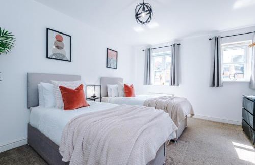 Oldbury Casa | 5 Bedroom! 2.5 Bathroom ! Contractors and Groups ! Free Parking! Large Driveway! NEW BUILD HOUSE!