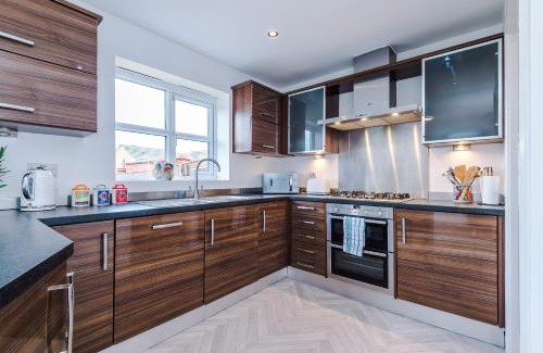 Oldbury Casa | 5 Bedroom! 2.5 Bathroom ! Contractors and Groups ! Free Parking! Large Driveway! NEW BUILD HOUSE!